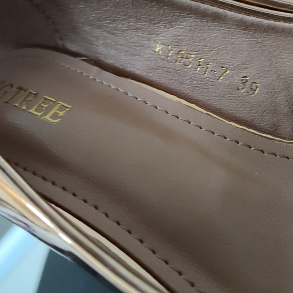 Big Tree gold pointed toe stilettos NWOB - Picture 9 of 9